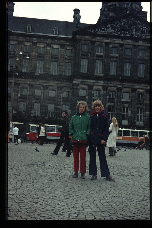 33.Amsterdam mei 1973 Brigitte,Marion.JPG